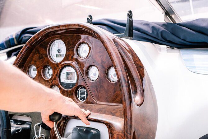 1 Hour Private Cruise on Lake Como Motoscafo Cranchi - Moltrasio and Gianni Versace’s villa: why this stop works from the water