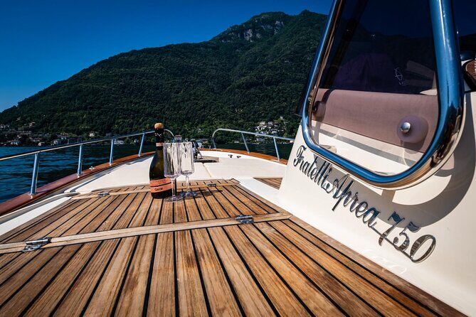 1H Private Cruise on a beautiful wooden speedboat on Lake Como - Moltrasio: The Versace Villa Area Without the Crowds