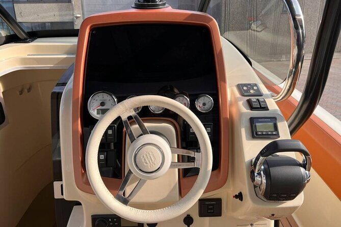 Dreamer tour(1 H) luxury boat aperitif onboard - Private group size: why up to 9 people is such a sweet spot