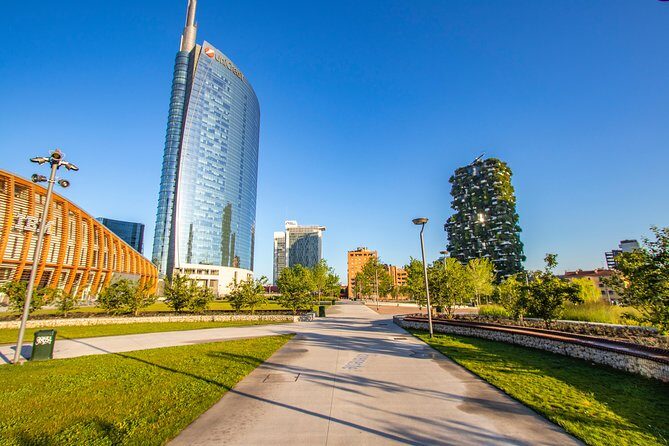 Explore Milan in 90 minutes with a Local - Meeting by Vittorio Emanuele II and Getting Oriented