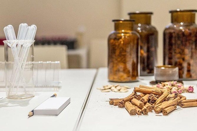 Italian Perfume Workshop in Milan - Stop 1 with Milano Fashion Tour: the quick primer that makes the mixing make sense