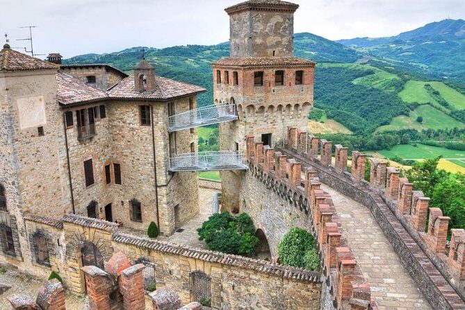 Medieval villages & Cremona Stradivari's town, tour from Milan - The tasting stop: wine, cheese, and meats that make the day feel local
