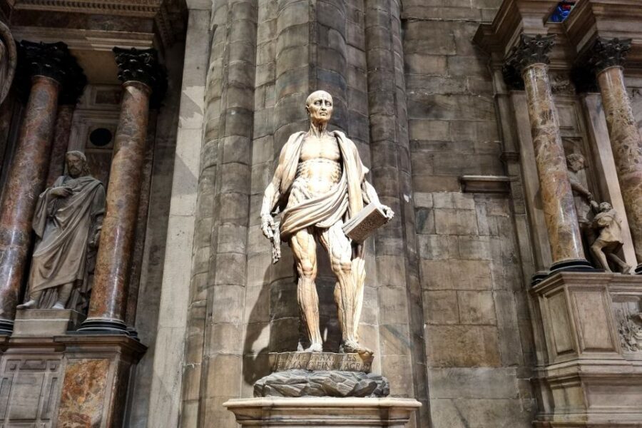 Milan: Duomo Rooftop and Cathedral Guided Tour with Tickets - Skip-the-line logistics: meeting point, headsets, and pacing