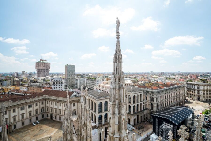 Milan: Duomo & Rooftop Tour with Optional Hop-On Hop-Off Bus - Priority admission and a guided route (skip the line, not the meaning)