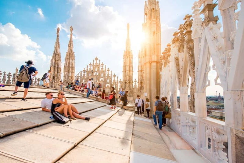 Milan: Fast Track Cathedral and Duomo Rooftop Guided Tour - Meeting at Piazza del Duomo: find the Mondadori arches