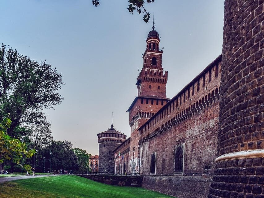 Milan: Night Tour by Bus - Your 75-minute sweep: Sforza Castle, then Navigli by night