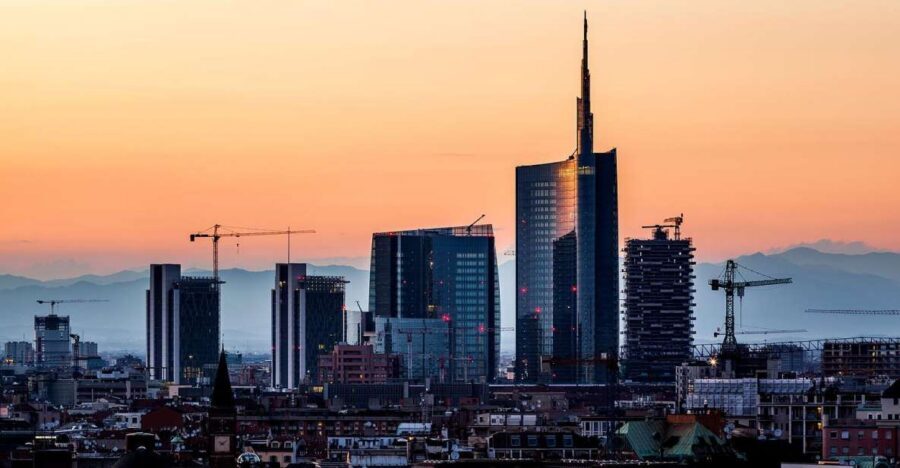 Milan: Piazza Gae Aulenti and Pelli Tower Walking Tour - From Sondrio metro to Palazzo Lombardia: start strong