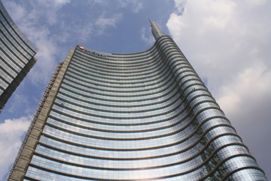 Milan: Piazza Gae Aulenti and Pelli Tower Walking Tour - Pelli Tower and Bosco Verticale skyline views