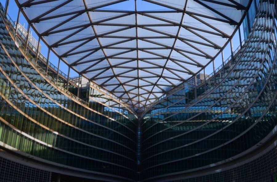 Milan: Piazza Gae Aulenti and Pelli Tower Walking Tour - How the 1.5 hours actually feels