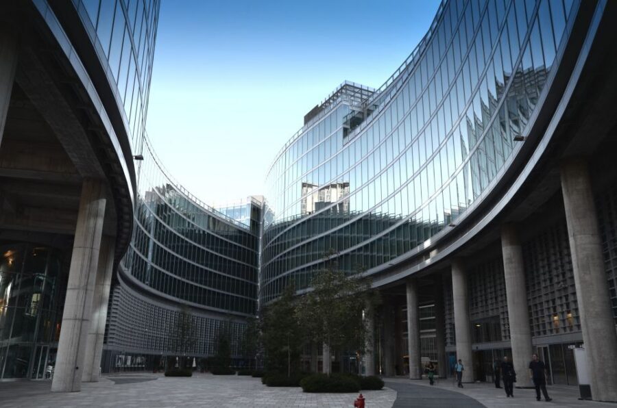 Milan: Piazza Gae Aulenti and Pelli Tower Walking Tour - Piazza Gae Aulenti: Porta Nuova’s public center