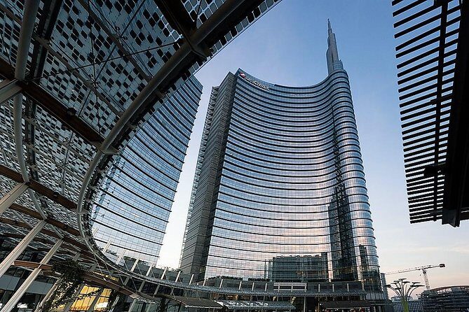 Milan Skyscrapers Guided Tour: Porta Nuova, Unicredit tower & Vertical Forest - Corso Como and Gae Aulenti Square at walking speed