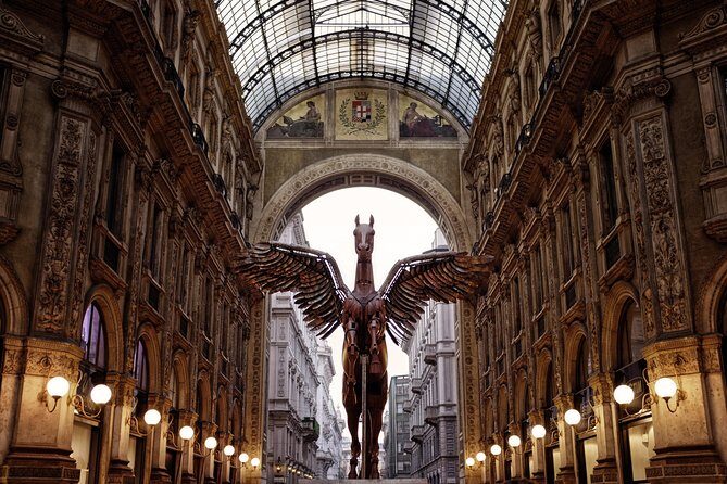 Private 4-Hour Walking Tour of Milan with private official tour guide - Piazza del Duomo and the La Scala angle: two icons in one sightline