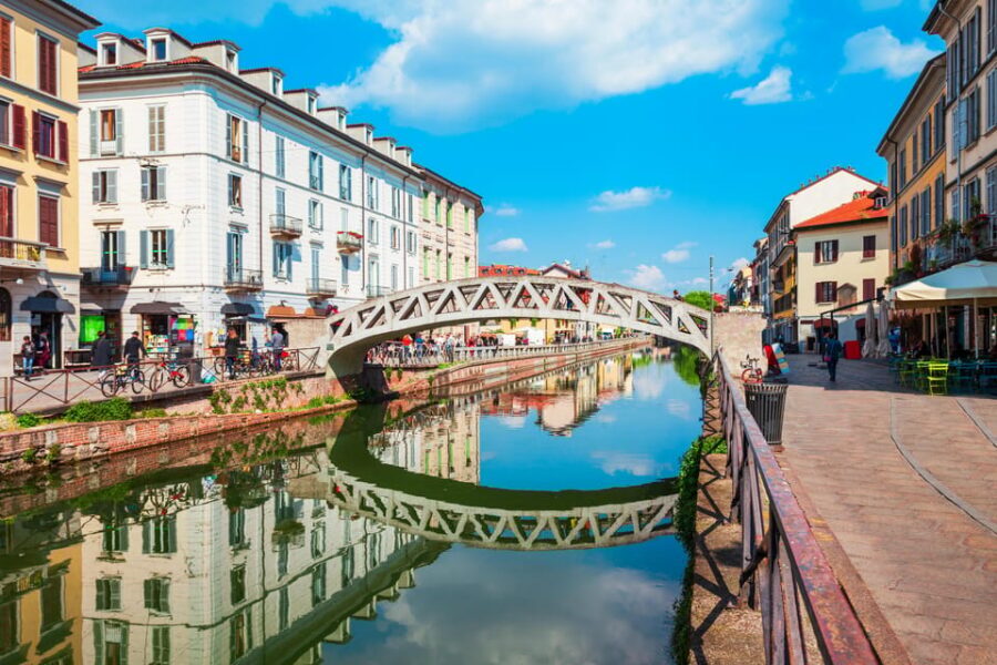 Private Milan Canals and Navigli Neighborhood Guided Tour - Vicolo dei Lavandai and the courtyard of a Milanese banister house
