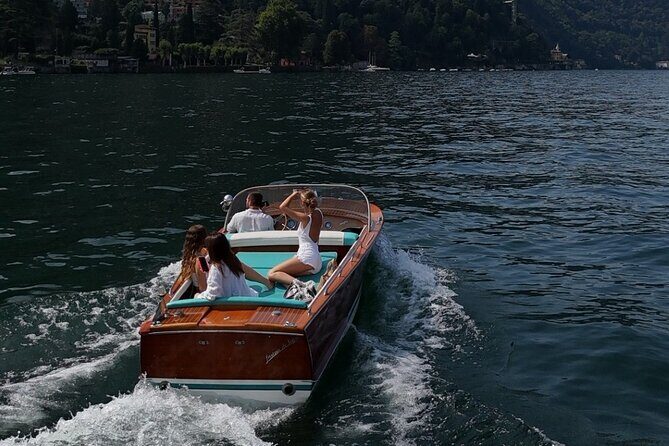 Private tour in classic wooden boat - One Hour on Lake Como: What Happens During the Cruise