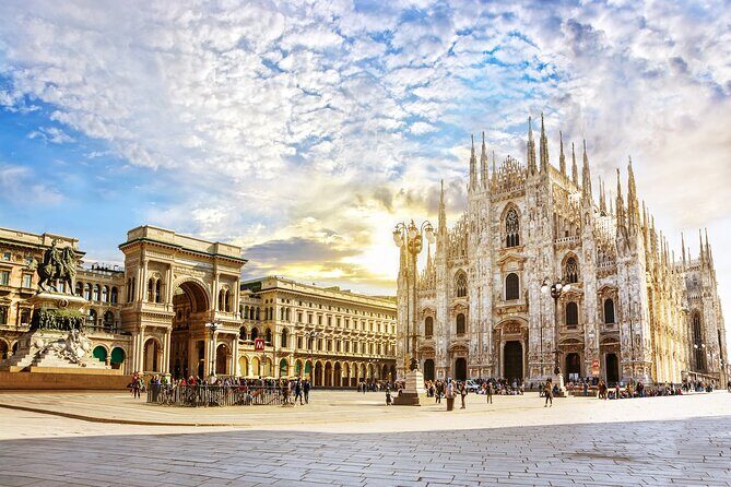 Sky-High Delights: Duomo Tour with Rooftop Adventure! - First steps in Piazza del Duomo: what your hour really looks like