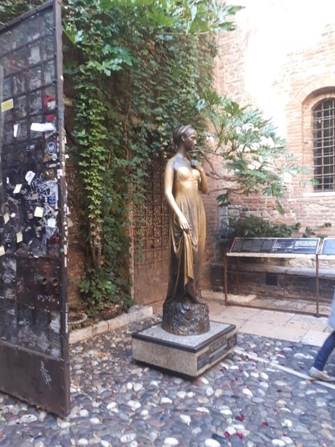 Visit of Verona and Lake Garda. Full day tour from Milan - Verona’s guided highlights: Juliet’s Balcony and the Arena